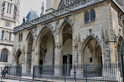 Портал церкви Сен-Жермен-л'Осеруа Луврской площади Парижа