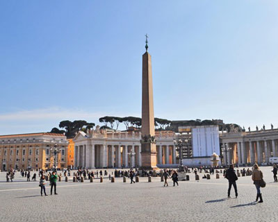 Площадь перед собором святого Петра (Piazza San Pietro)