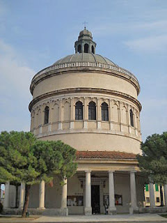 Мадонны ди Кампанья (также известна как Санта-Мария делла Паче) – цилиндрический купольный храм  в пригороде Вероны