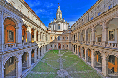 Римский университет Ла Сапиенца. Центральный двор сильно вытянут, а с боков его закрывают две анфилады помещений