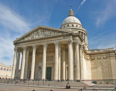 Пантеон (Panthéon). Надпись при входе гласит: «Великим людям отчизна благодарна».