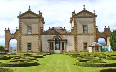 Охотничий домик Шательро (Chatelherault) построен в 1732 для герцога Гамильтона в качестве летнего дома и домика для охоты. Вид со стороны сада.
