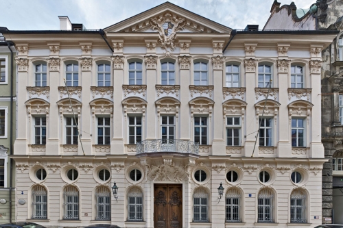 Дворец Хольнштайн (Palais Holnstein). Возведен по проекту Франсуа де Кювилье в 1733-1737 гг. для графини Хольнштайн, фаворитки баварского курфюрста Карла Альбрехта.