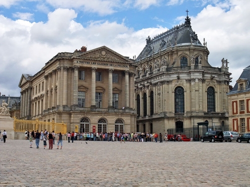 Пятая Часовня Версальского дворца (Chapelle du ch&acirc;teau de Versailles). Фасад часовни резко контрастирует с ровными геометрическими линиями фасада дворца. Таким было желание короля XIV.