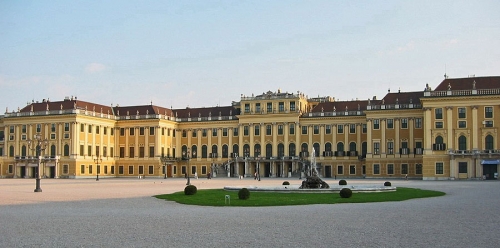 Дворец Шёнбрунн (Schlo&szlig; Sch&ouml;nbrunn) &ndash; резиденция императора Австрии в Вене. Проект строительства дворца разработан в 1693 году Иоганном Фишером.