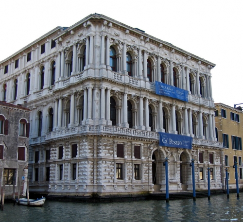 Дворец Ка'Пезаро (Ca' Pesaro), построен в 1659-1710гг., Венеция. Мощный фасад здания благодаря декору не производит впечатления излишней массивности.