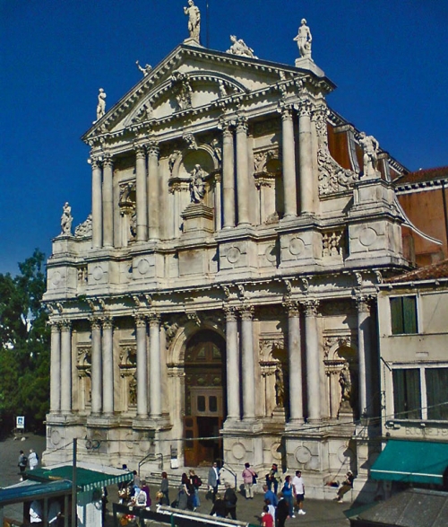 Церковь дельи Скальци (degli Scalzi), построена в 1660-1689 гг. Свое название церковь получила от ордена основавших ее монахов &laquo;scalzi&raquo;, что в переводе с итальянского значит &laquo;босоногие&raquo;.