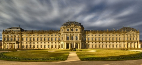 Вюрцбургская резиденция (W&uuml;rzburger Residenz), построена в 1719-1744 гг. Архитектурный комплекс в стиле барокко в 1981 году включен ЮНЕСКО в Список Всемирного наследия.